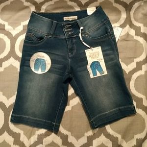 Royalty Wannabetta butt 3 button shorts size 4